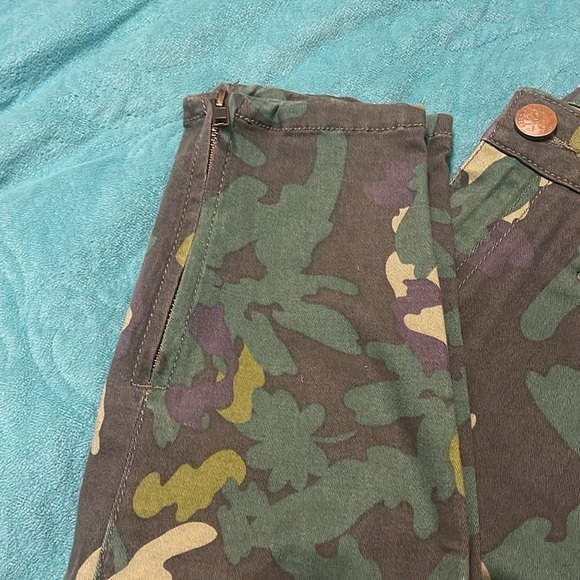 Cabi Clover Island Style Bright Camouflage Style Jeans w Ankle Zippers women’s 6 - Picture 6 of 15